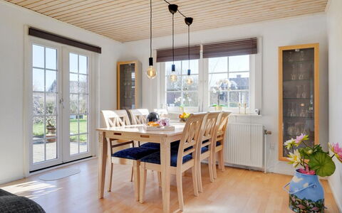 Harrieth - 16Km from the Sea: Blau, Strauch, Hütte, Ground, Garten, Estate, Schatten, Landscaping, Bauernhaus, Eco Hotel