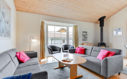 Karina - 150M to the Fjord: Möbel, Interior Design, Flooring, Zuhause, Couch, Fussboden, Wohnzimmer, Decke, Zimmer