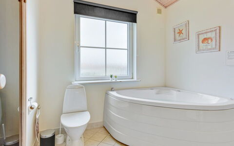 Karina - 150M to the Fjord: Flooring, Decke, Armatur, Fussboden, Interior Design, Installation, Badewanne, Badezimmer, Zapfhahn, Daylighting