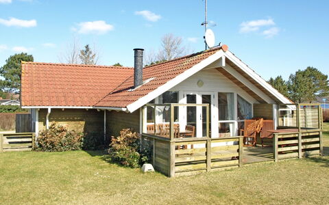 Ascan - 50M from the Sea: Haus, Hütte, Zuhause, Dach, Abstellgleis, Rasen, Veranda, Garten, Bauernhaus, Gartenbauten