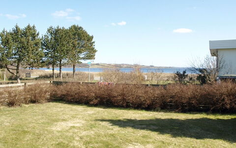 Ascan - 50M from the Sea: Strauch, Grundstueck, Garten, Rasen, Landscaping, Immergrün, Hinterhof, Hecke