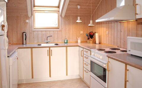 Ascan - 50M from the Sea: Küche, Holz, Decke, Flooring, Interior Design, Küchengerät, Countertop, Light Fixture, Beleuchtung, Major Appliance