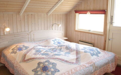 Ascan - 50M from the Sea: Schlafzimmer, Bett, Bettdecke, Holz, Bedding, Möbel, Fussboden, Interior Design, Linens, Flooring