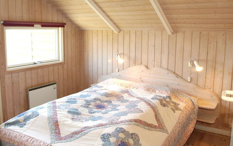 Ascan - 50M from the Sea: Schlafzimmer, Holz, Fussboden, Interior Design, Flooring, Decke, Bett, Möbel, Zimmer, Bettdecke