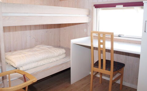 Ascan - 50M from the Sea: Wand, Schlafzimmer, Holz, Bett, Fussboden, Interior Design, Flooring, Möbel, Bettdecke, Bedding