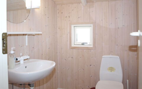 Ascan - 50M from the Sea: Wand, Flooring, Holz, Fussboden, Armatur, Badezimmer, Interior Design, Toilette, Zimmer, Installation