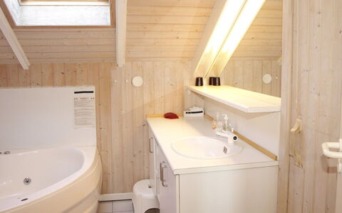 Ascan - 50M from the Sea: Armatur, Bad Sink, Flooring, Badezimmer, Sinken, Holz, Fussboden, Interior Design, Zapfhahn, Installation