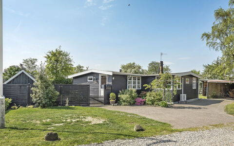Tyyni - 75M from the Sea: Dach, Haus, Zuhause, Hütte, Abstellgleis, Estate, Auffahrt, Gartenbauten, Garten, Schuppen