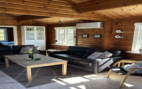 Ernestine - 500M to the Fjord: Möbel, Holz, Interior Design, Flooring, Fussboden, Zuhause, Hartholz, Decke, Holzbeize, Wohnzimmer