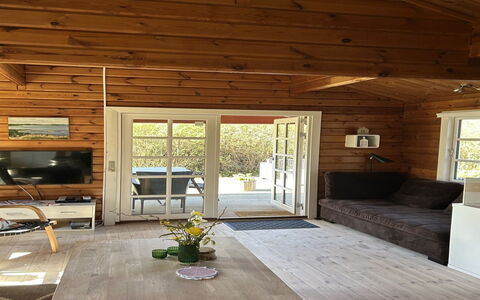 Ernestine - 500M to the Fjord: Flooring, Holz, Möbel, Fussboden, Interior Design, Decke, Holzboden, Hartholz, Wohnzimmer, Holzbeize