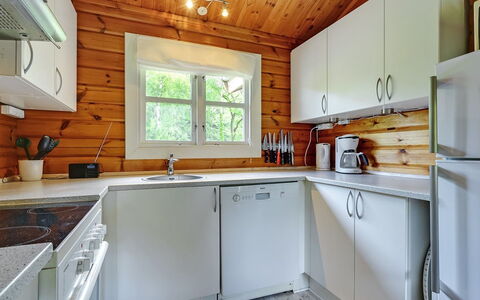 Ernestine - 500M to the Fjord: Holz, Flooring, Decke, Küche, Haus, Interior Design, Fussboden, Zuhause, Countertop, Holzbeize
