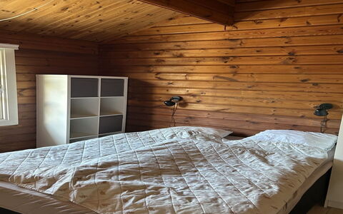 Ernestine - 500M to the Fjord: Holz, Schlafzimmer, Flooring, Fussboden, Interior Design, Bett, Bettdecke, Möbel, Decke, Bedding