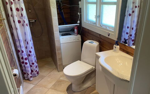 Ernestine - 500M to the Fjord: Toilleten Sitz, Armatur, Toilette, Badezimmer, Fussboden, Flooring, Installation, Interior Design, Zimmer, Sinken