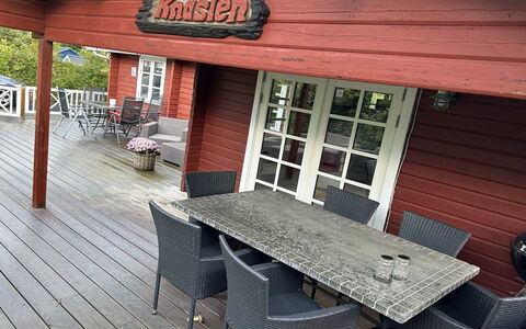 Ernestine - 500M to the Fjord: Holz, Möbel, Gartenmöbel, Tisch Im Freien, Deck, Veranda, Stuhl, Schatten, Tür, Holzbeize