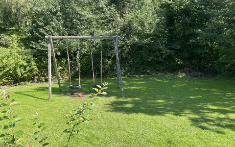 Ernestine - 500M to the Fjord: Gras, Garten, Strauch, Grundstueck, Rasen, Ground, Schatten, Hinterhof, Spielmittel
