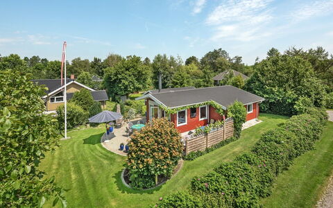 Tess - 50M from the Sea: Haus, Wohngebiet, Dach, Zuhause, Garten, Hütte, Rasen, Landscaping, Vorort, Estate