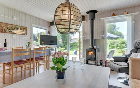 Tess - 50M from the Sea: Holz, Decke, Light Fixture, Wohnzimmer, Hartholz, Stuhl, Holzbeize, Natürliches Material, Holzboden, Leuchter