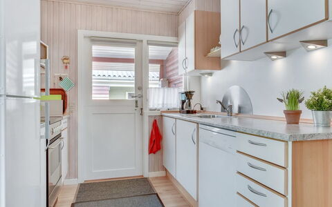 Tess - 50M from the Sea: Major Appliance, Holz, Flooring, Küchengerät, Küche, Interior Design, Countertop, Fussboden, Sinken, Zuhause