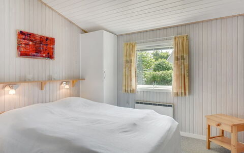 Tess - 50M from the Sea: Holz, Decke, Schlafzimmer, Interior Design, Flooring, Fussboden, Bett, Bettdecke, Bedding, Zuhause