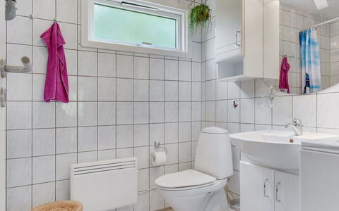 Tess - 50M from the Sea: Armatur, Badezimmer, Flooring, Interior Design, Fussboden, Sinken, Toilette, Toilleten Sitz, Installation, Bad Sink