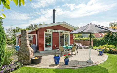 Tess - 50M from the Sea: Haus, Strauch, Zuhause, Hütte, Dach, Garten, Grundstueck, Gartenbauten, Ground