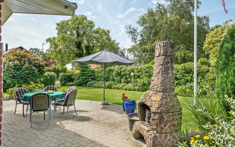 Tess - 50M from the Sea: Baum, Garten, Strauch, Landschaft, Möbel, Grundstueck, Schatten, Rasen, Landscaping