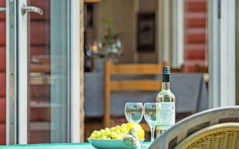 Tess - 50M from the Sea: Möbel, Stuhl, Tabelle, Holz, Interior Design, Geschirr, Küche & Esszimmer Tisch, Beleuchtung, Drinkware, Esszimmer