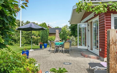 Tess - 50M from the Sea: Strauch, Garten, Haus, Zuhause, Hütte, Möbel, Dach, Stuhl, Schatten