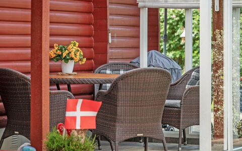 Tess - 50M from the Sea: Möbel, Holz, Gartenmöbel, Stuhl, Tabelle, Interior Design, Blumentopf, Tisch Im Freien, Schatten, Veranda