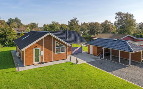 Hellena - 90M from the Sea: Die Architektur, Dach, Zuhause, Verbundwerkstoff, Daylighting, Abstellgleis, Auffahrt