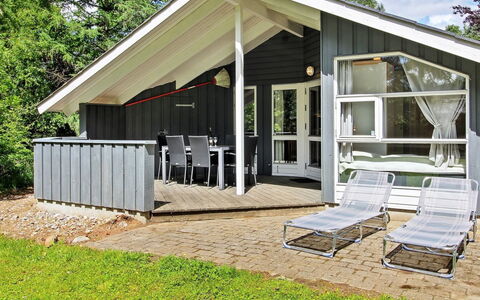 Frederikke - 28Km from the Sea: Hartholz, Veranda, Schatten, Hütte, Planke, Deck, Estate, Resort, Stuhl, Outdoor Struktur