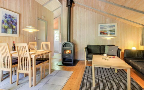 Frederikke - 28Km from the Sea: Holz, Flooring, Interior Design, Decke, Möbel, Zimmer, Fussboden, Wohnzimmer, Zuhause, Hartholz