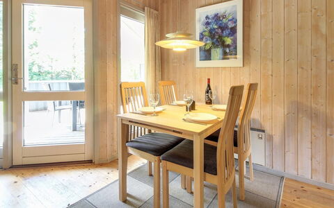 Frederikke - 28Km from the Sea: Möbel, Interior Design, Flooring, Fussboden, Holz, Decke, Esszimmer, Holzboden, Stuhl, Zimmer