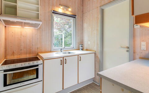 Frederikke - 28Km from the Sea: Holz, Flooring, Decke, Interior Design, Armatur, Major Appliance, Küche, Fussboden, Countertop, Zimmer