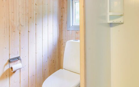Frederikke - 28Km from the Sea: Wand, Toilleten Sitz, Holz, Flooring, Armatur, Toilette, Badezimmer, Fussboden, Interior Design, Bad Sink