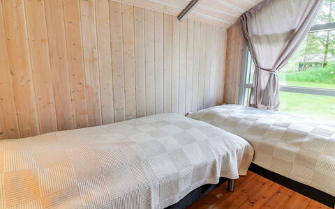 Frederikke - 28Km from the Sea: Holz, Schlafzimmer, Fussboden, Flooring, Bett, Interior Design, Bettdecke, Möbel, Bedding, Linens