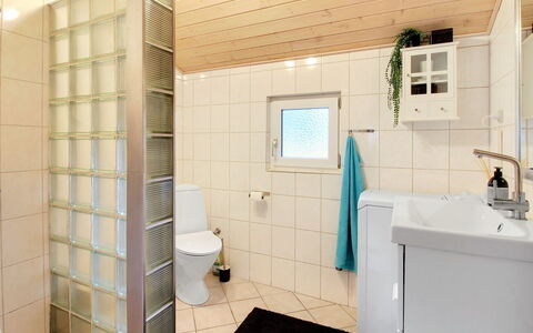 Kea - 30Km from the Sea: Wand, Interior Design, Flooring, Armatur, Fussboden, Badezimmer, Decke, Zimmer, Installation, Fliese