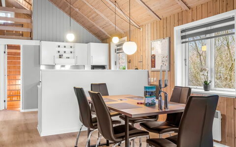 Heina - 25Km from the Sea: Interior Design, Möbel, Holz, Decke, Light Fixture, Flooring, Küche & Esszimmer Tisch, Zuhause, Küche, Beleuchtung