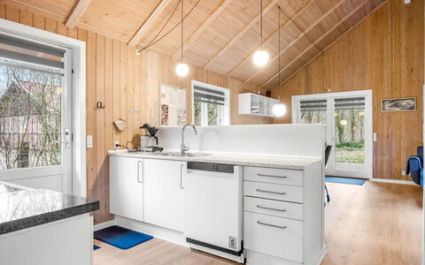 Heina - 25Km from the Sea: Holz, Küche, Major Appliance, Küchengerät, Zuhause, Countertop, Decke, Haushaltsgerät, Holzboden, Hartholz
