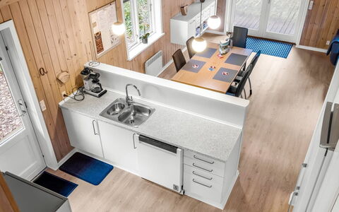 Heina - 25Km from the Sea: Küche, Holz, Flooring, Armatur, Fussboden, Küchengerät, Countertop, Major Appliance, Interior Design, Sinken