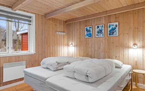 Heina - 25Km from the Sea: Holz, Schlafzimmer, Decke, Bett, Interior Design, Fussboden, Bettdecke, Zuhause, Bedding, Möbel