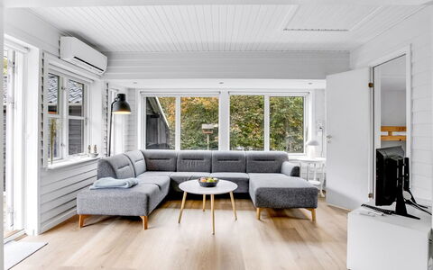 Siiri - 28Km from the Sea: Holz, Interior Design, Flooring, Fussboden, Decke, Möbel, Wohnzimmer, Holzboden, Zuhause, Couch