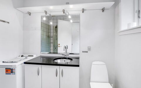 Siiri - 28Km from the Sea: Armatur, Sinken, Interior Design, Badezimmer, Zapfhahn, Flooring, Bad Sink, Decke, Installation, Countertop
