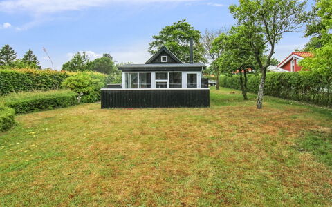 Siouxsie - 500M from the Sea: Gras, Haus, Zuhause, Dach, Strauch, Hütte, Ländliches Gebiet, Garten, Grundstueck, Rasen