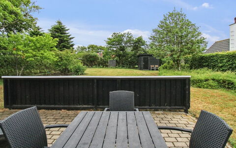 Siouxsie - 500M from the Sea: Möbel, Gartenmöbel, Garten, Schatten, Hinterhof, Rasen, Tisch Im Freien, Landscaping, Stuhl, Hartholz