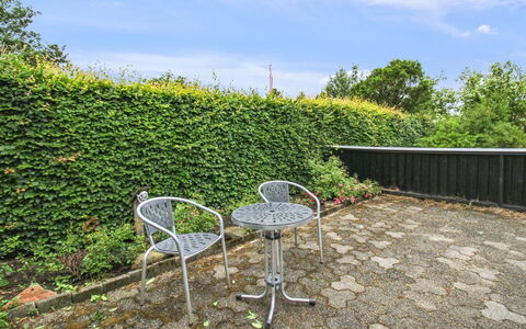 Siouxsie - 500M from the Sea: Grün, Strauch, Hecke, Ground, Garten, Schatten, Landscaping, Hinterhof, Immergrün
