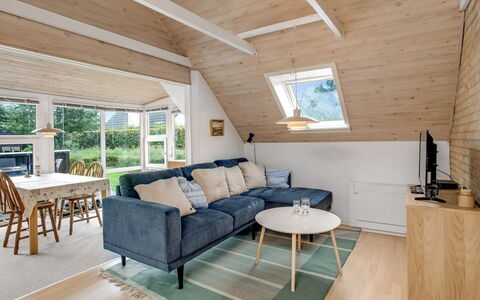 Siouxsie - 500M from the Sea: Möbel, Interior Design, Flooring, Fussboden, Holz, Decke, Couch, Zimmer, Wohnzimmer, Holzboden