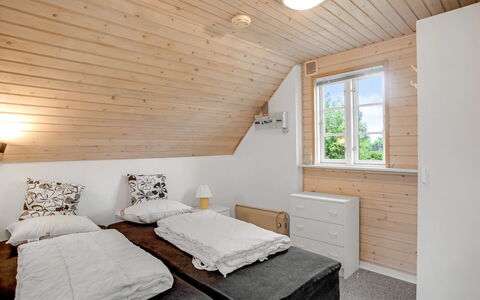Siouxsie - 500M from the Sea: Holz, Interior Design, Schlafzimmer, Bett, Möbel, Decke, Zuhause, Zimmer, Fussboden, Flooring