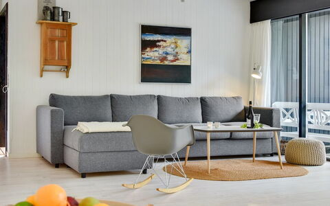 Judyta - 1Km from the Sea: Möbel, Interior Design, Couch, Flooring, Fussboden, Wohnzimmer, Holz, Tabelle, Zimmer
