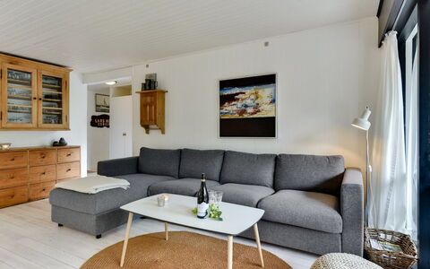 Judyta - 1Km from the Sea: Möbel, Couch, Interior Design, Flooring, Wohnzimmer, Fussboden, Holz, Zimmer, Tabelle, Zuhause